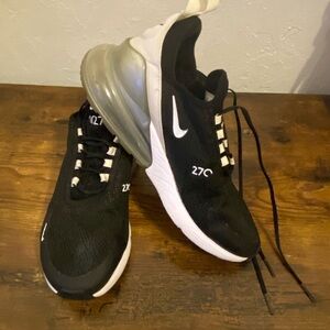 Nike Air Max 270 sneakers in black and white colors Size 8